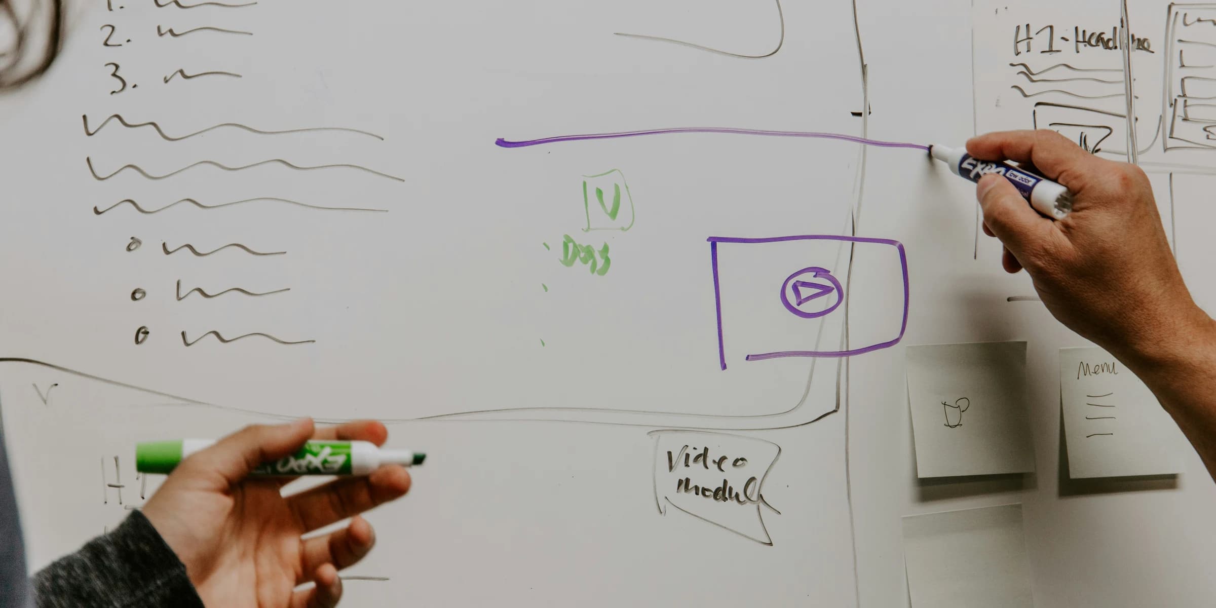Handen schetsen een merkidee uit op een whiteboard