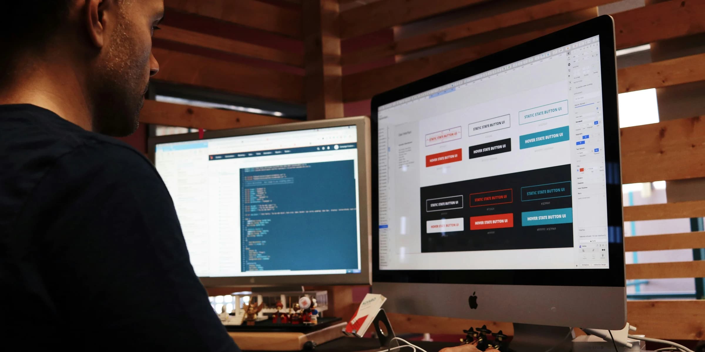 Ontwerper werkt aan de opbouw van een website op een groot scherm