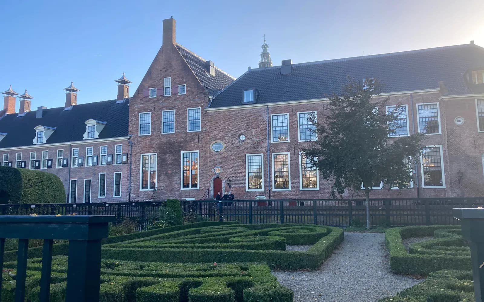 De Prinsentuin in Groningen met de gevel van het Prinsenhof op de achtergrond