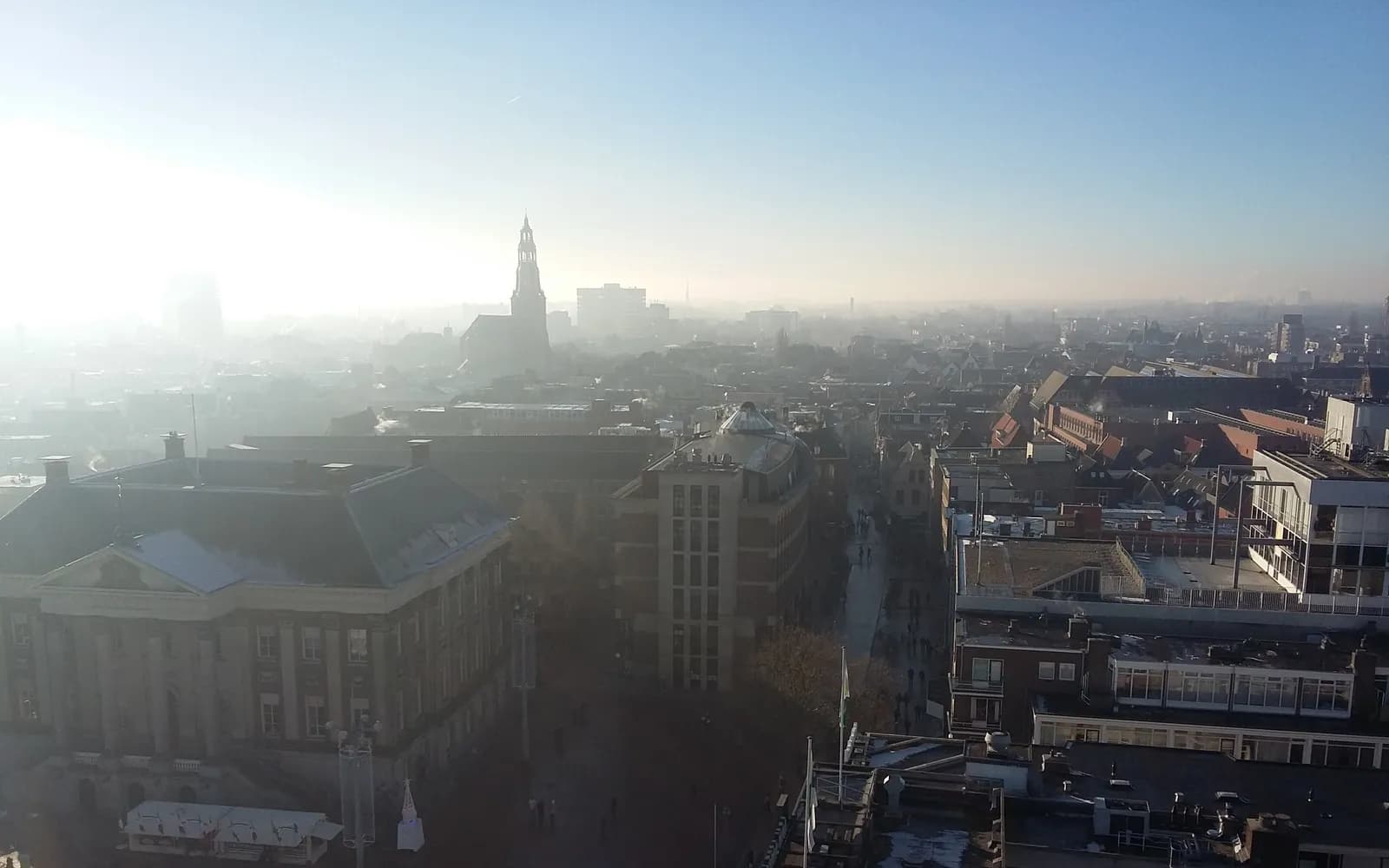 Uitzicht vanaf de Martinitoren over de daken van de binnenstad van Groningen