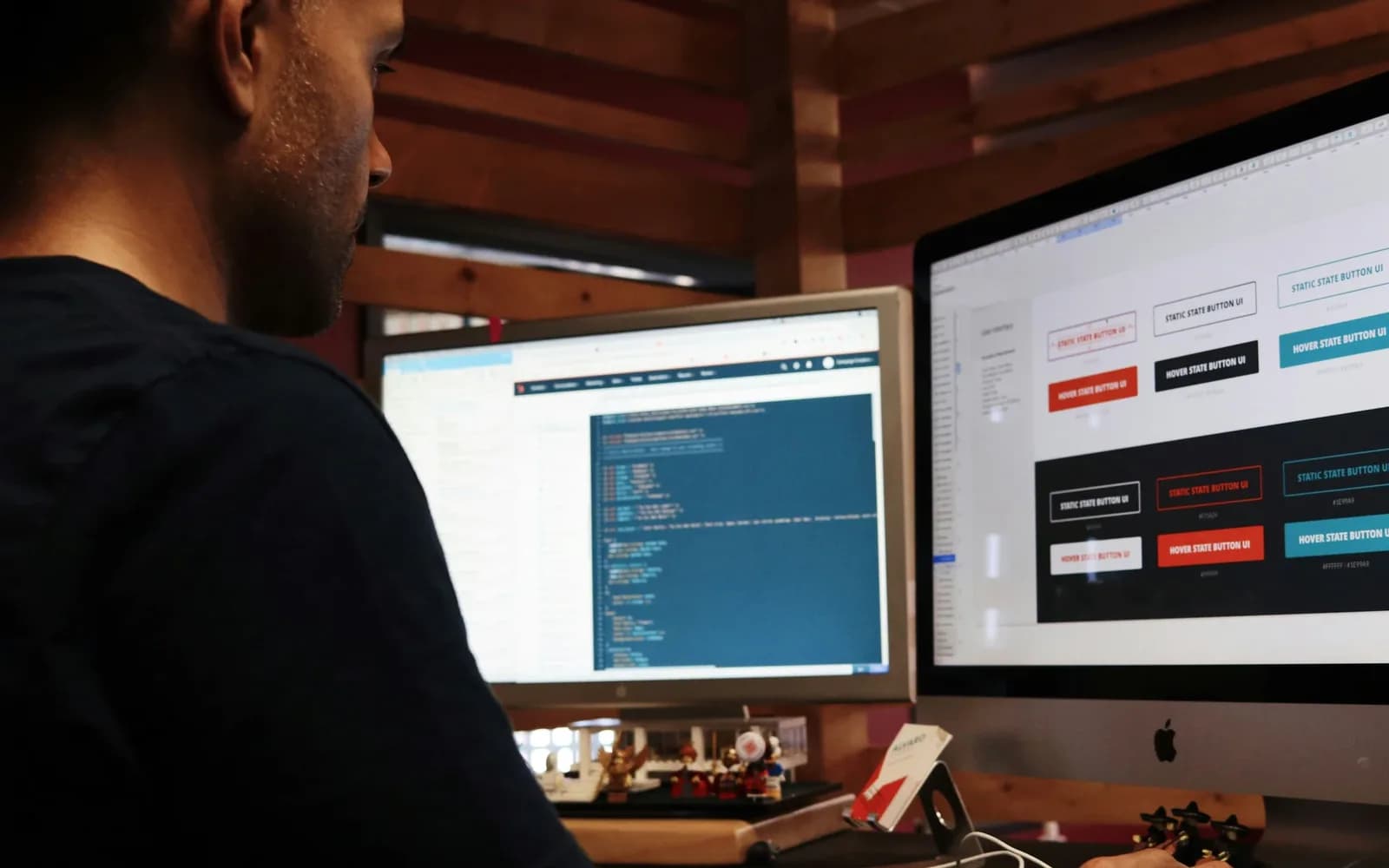 Ontwikkelaar werkt aan twee schermen, met code op het ene en een ontwerp op het andere