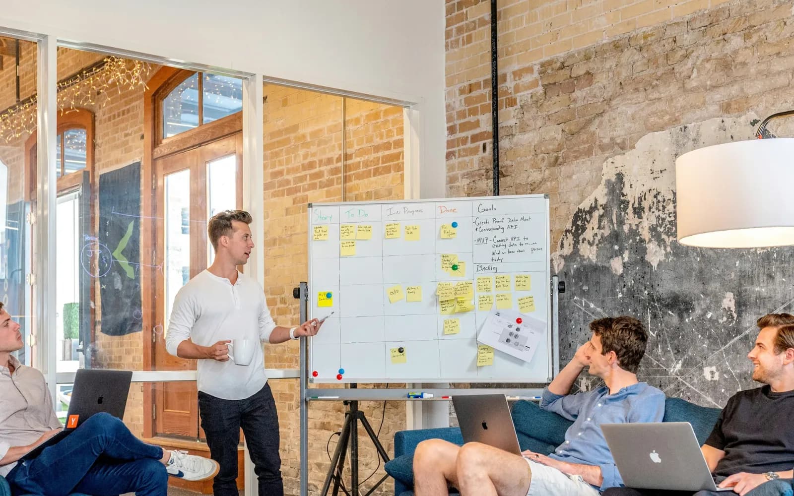 Team bespreekt een planning met notities op een whiteboard
